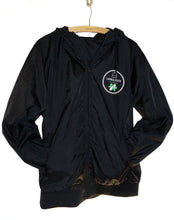 Lade das Bild in den Galerie-Viewer, Windbreaker mit skate-aid schwarz &amp; rosa
