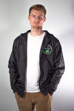 Lade das Bild in den Galerie-Viewer, Windbreaker mit skate-aid schwarz
